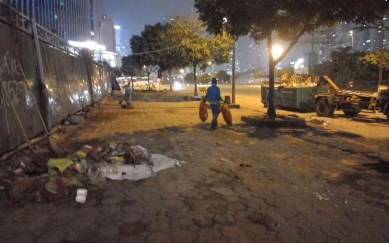 Công nhân môi trường xuyên đêm dọn dẹp đào quất