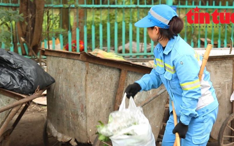 Công nhân vệ sinh môi trường 'vật lộn' với rác thải ngày Tết