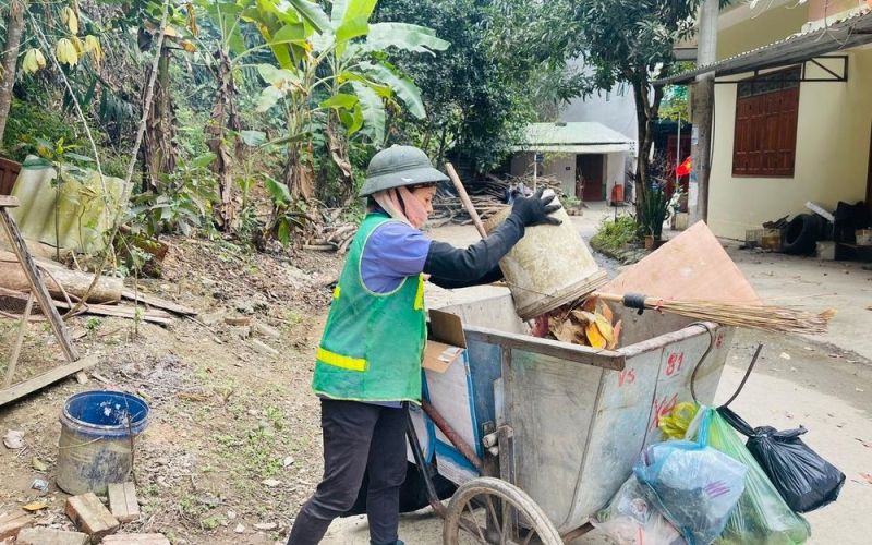 Công việc thầm lặng của công nhân môi trường ngày cuối năm