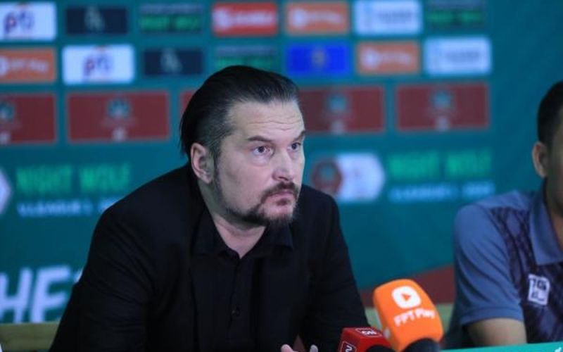 Cú đá phản lưới nhà từ giữa sân và những chuyện lạ ở V.League