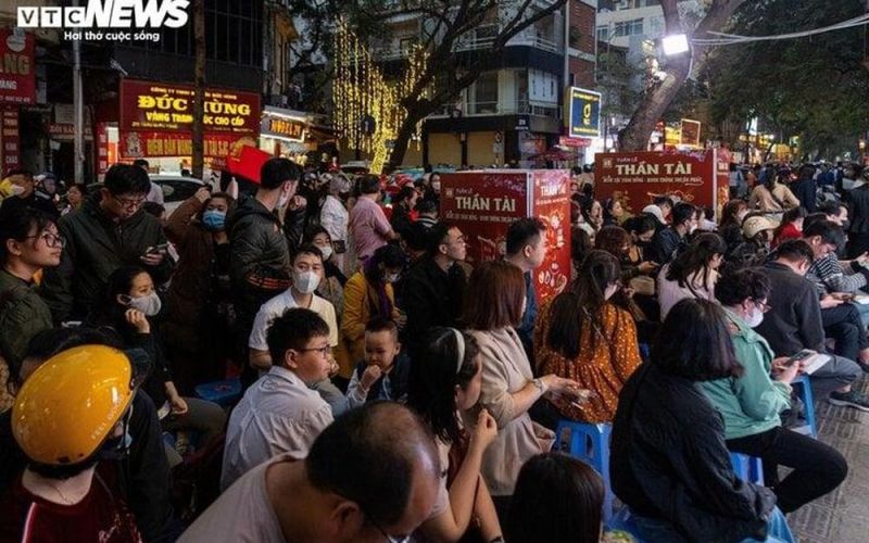 Cuối ngày vía Thần Tài, biển người vẫn xếp hàng ngoài trời chờ mua vàng