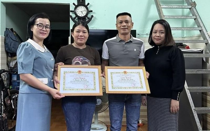 Đà Nẵng: Biểu dương vợ chồng công nhân môi trường trả lại tài sản du khách đánh rơi