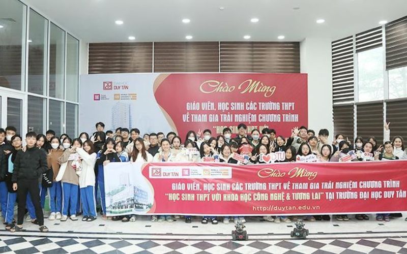 Đại học Duy Tân: Hướng nghiệp chọn ngành cho học sinh THPT qua hoạt động trải nghiệm tham quan trường