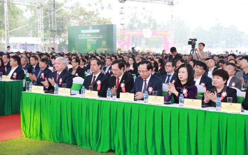 Đại học Quốc gia Hà Nội vinh dự đón nhận Huân chương Lao động hạng Nhất