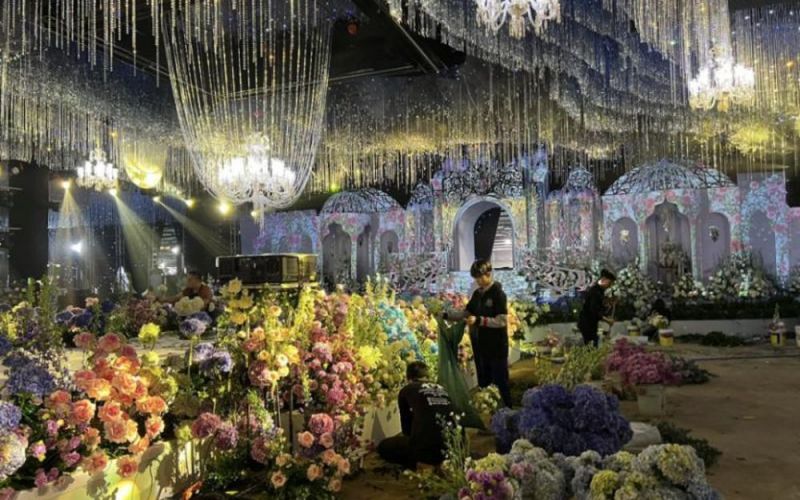 Đám cưới 'khủng' trang trí 2 tấn pha lê của Hương Giang, mời cả Đan Trường hát