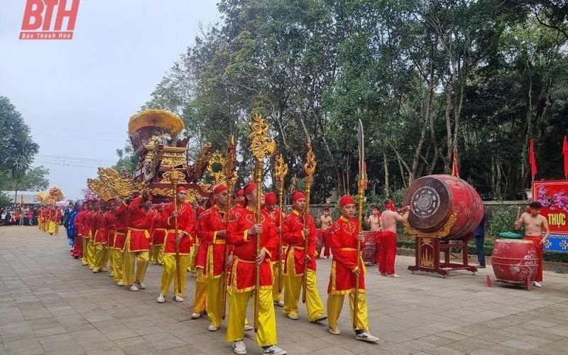 Dâng hương tại đền thờ Trung túc vương Lê Lai