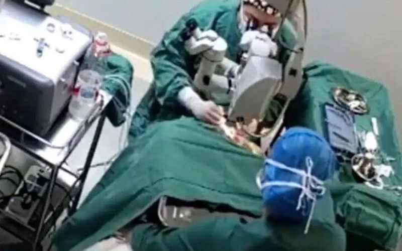 Đang phẫu thuật mắt, bác sỹ đấm liên tiếp vào đầu bệnh nhân