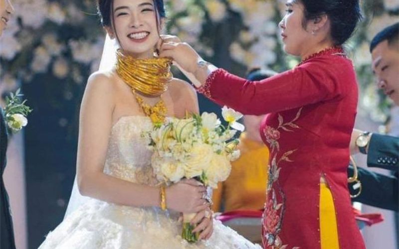 Danh tính cô dâu đeo vàng trĩu cổ hot nhất mạng xã hội, nhan sắc chẳng kém hoa khôi