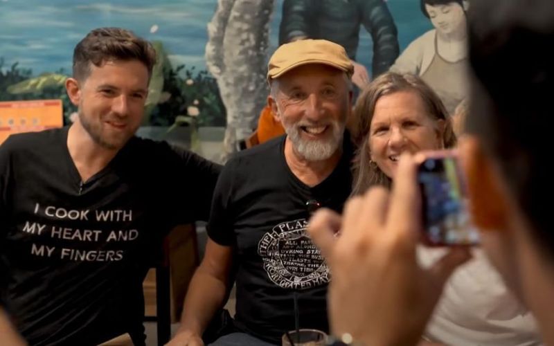 Đầu bếp Mỹ mê mệt 'pizza kiểu Việt', đưa cả nhà đi foodtour bằng xe máy ở TP.HCM