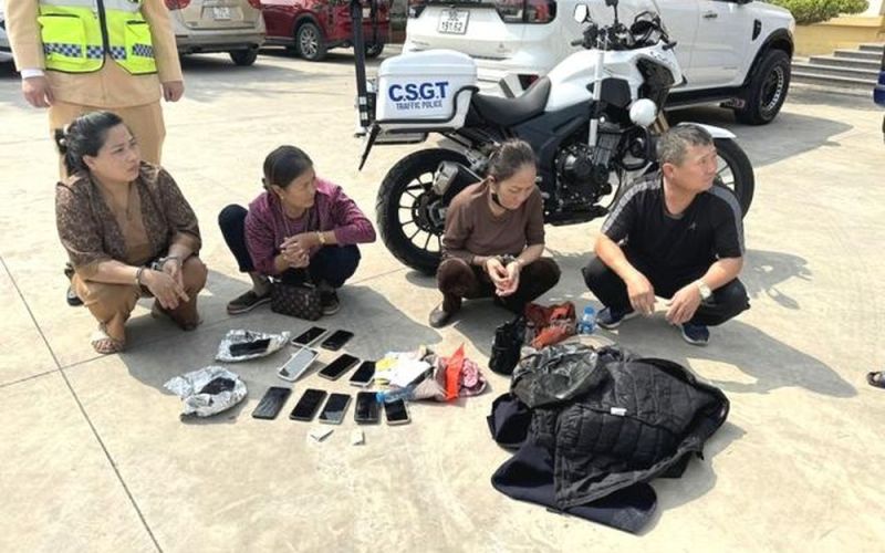 Đi xem Lễ hội Tiên Công, 3 nữ quái tiện tay trộm hàng chục điện thoại di động của du khách