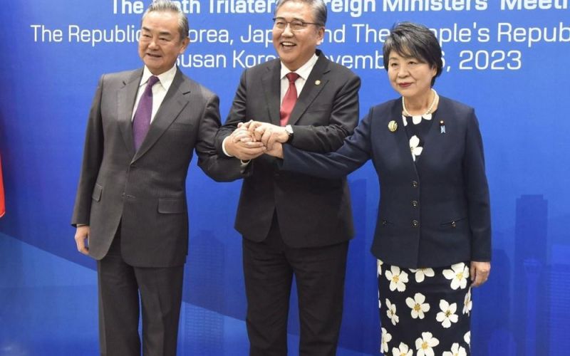 Điểm tin thế giới sáng 27/11: Hàn-Trung-Nhật nhất trí 'việc lớn', Ấn Độ-Nepal tập trận chung, tàu sân bay Mỹ cập cảng Busan,