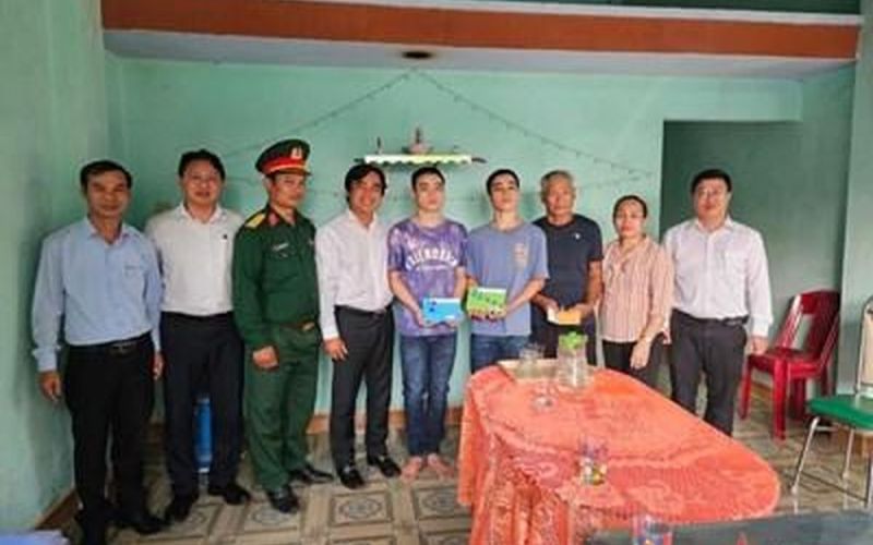 DIỄN ĐÀN LỜI HỨA VỚI HẬU PHƯƠNG: Anh em song sinh tình nguyện nhập ngũ