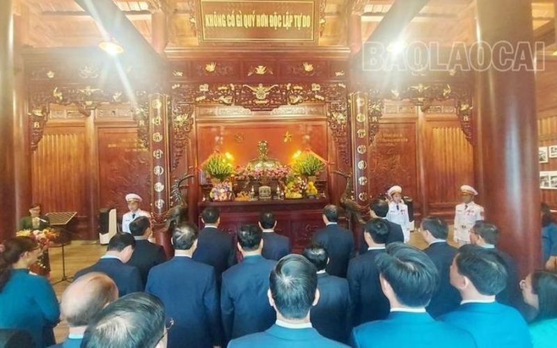 Đoàn đại biểu tỉnh dâng hương tưởng nhớ Chủ tịch Hồ Chí Minh và các anh hùng liệt sĩ nhân dịp tết Nguyên đán Giáp Thìn