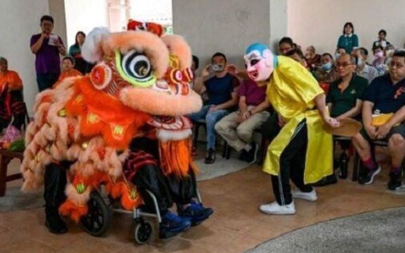 Đoàn lân người lớn tuổi tại Singapore