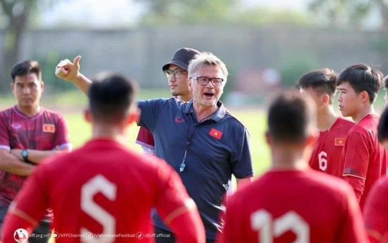 'Đội tuyển Việt Nam không phải của riêng HLV Troussier và VFF...'