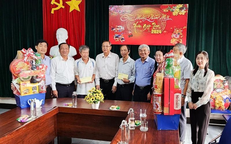 Đồng chí Lê Văn Nưng thăm, chúc Tết Liên hiệp các Hội Khoa học và Kỹ thuật tỉnh và Hội Luật gia tỉnh