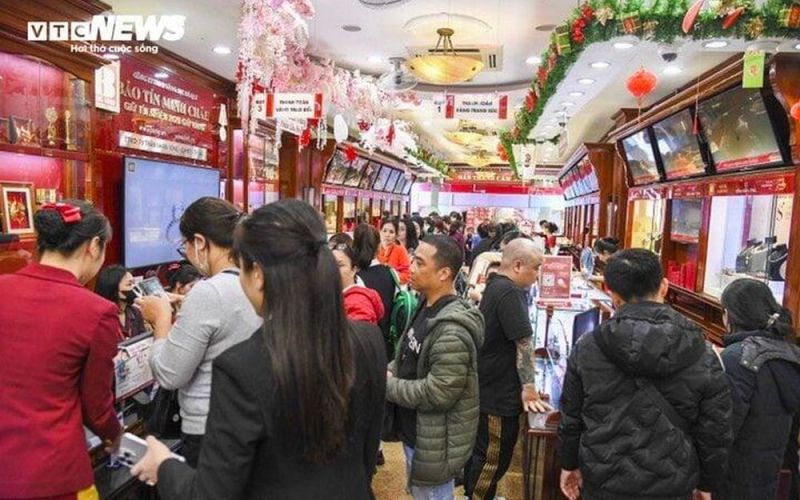 Dòng người chen chúc xếp hàng mua vàng trước ngày vía Thần Tài