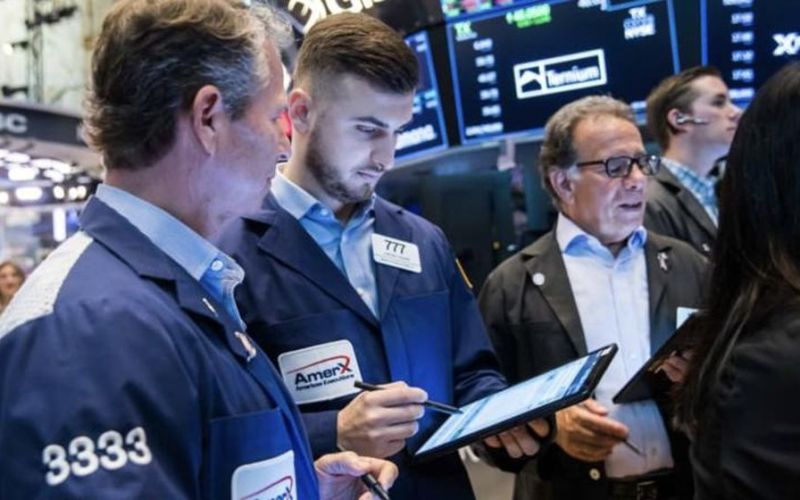 Dow Jones tăng 9 phiên liên tiếp, giá dầu giữ đà đi lên vì tin từ Biển Đỏ