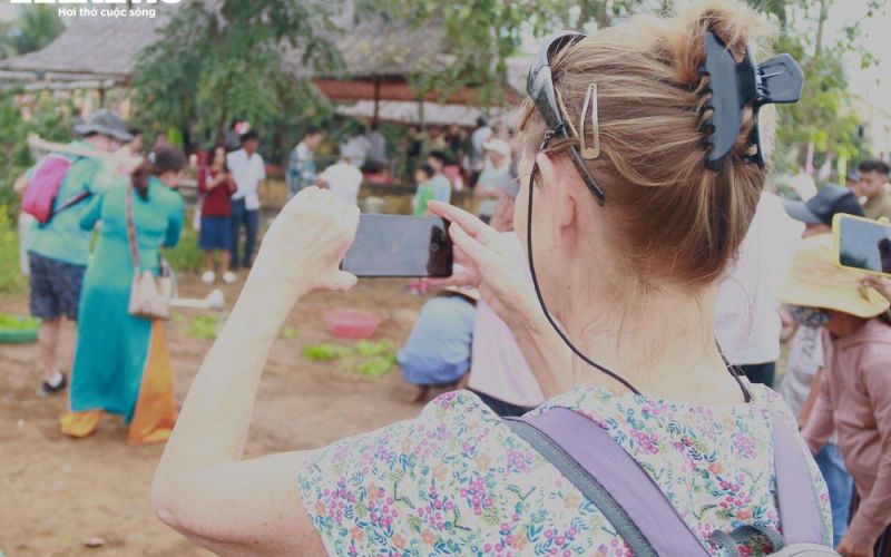 Du khách nước ngoài thích thú vọc đất, trồng rau cùng nông dân xứ Quảng