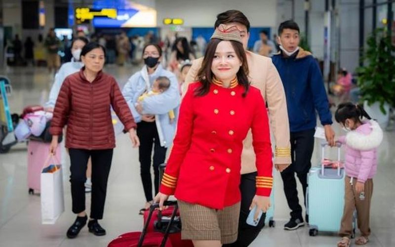 Được giúp đỡ tại sân bay ngày 30 Tết, người phụ nữ lên mạng cảm ơn