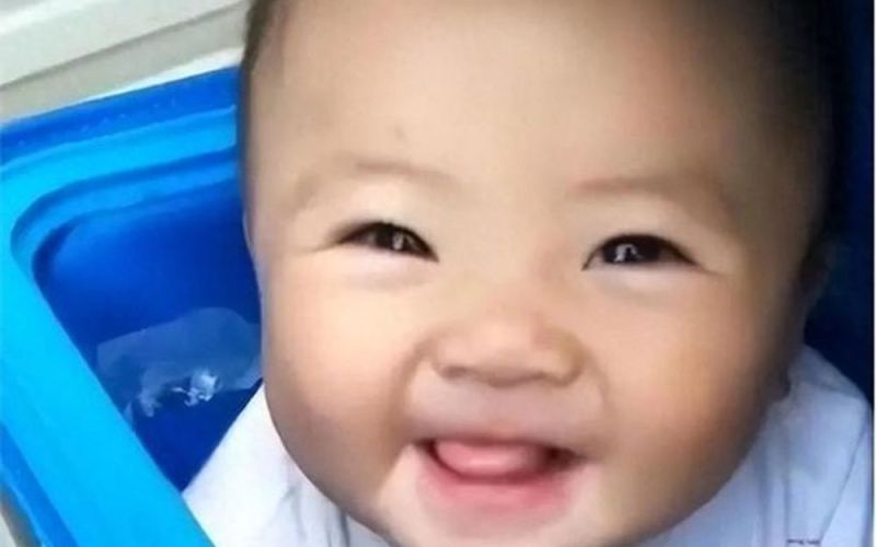 'Em bé shipper' cùng bố đi giao đồ ăn từng chinh phục hàng triệu con tim hiện ra sao sau 4 năm?