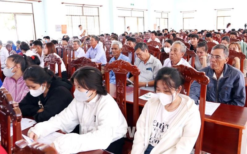 Gần 400 người tham gia phiên giao dịch việc làm tại huyện Cầu Ngang