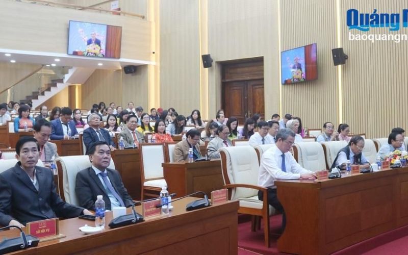 Gặp mặt đại biểu trí thức, nhà khoa học, văn nghệ sĩ