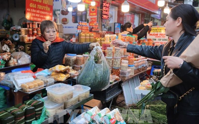 Giá hàng hóa tương đối ổn định ngày mùng 2 Tết
