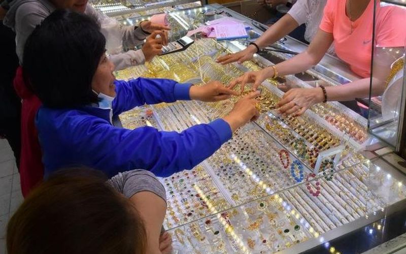Giá vàng hôm nay, 10-2: Vàng thế giới giảm mạnh