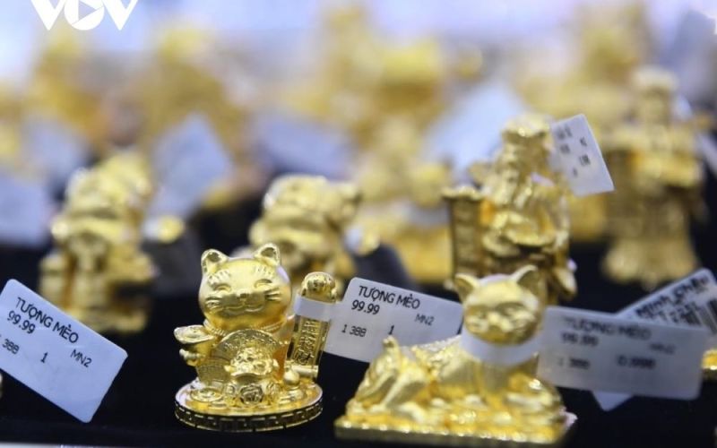 Giá vàng hôm nay 11/12: Vàng thế giới giảm về còn 2.004,4 USD/oz