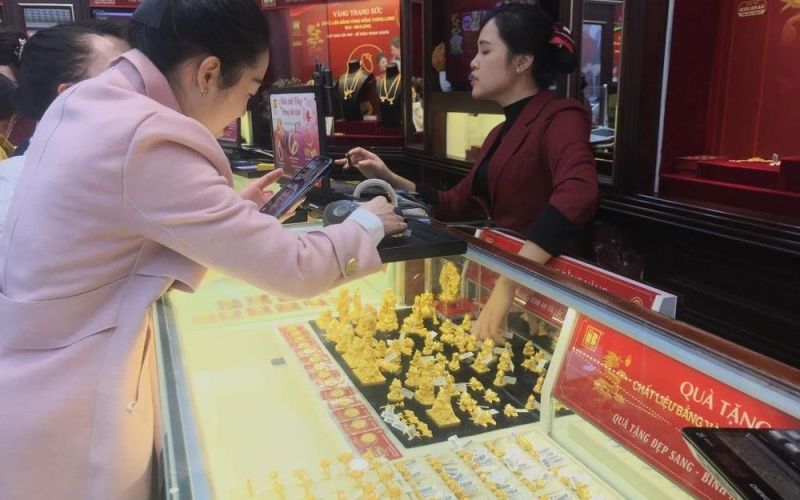 Giá vàng hôm nay 17/2/2024: Vàng miếng SJC đảo chiều trước ngày Vía Thần Tài