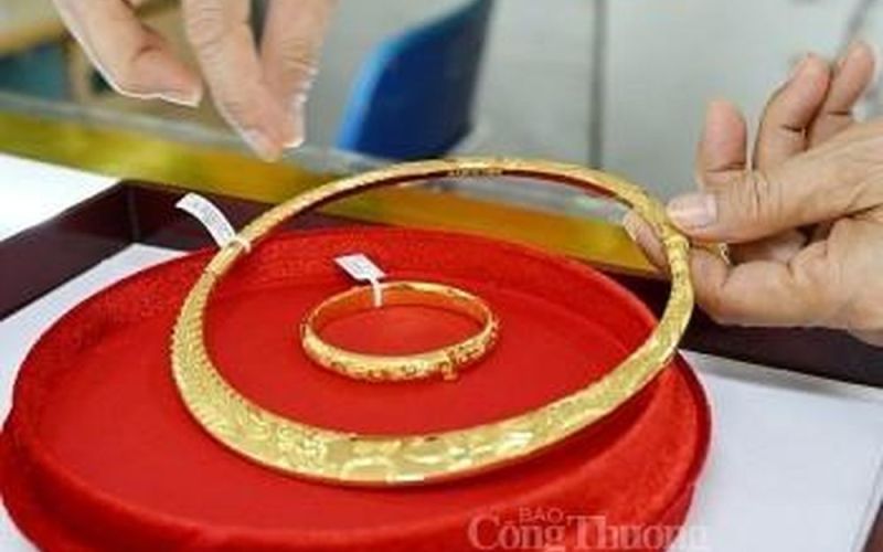 Giá vàng hôm nay 24/12/2023: Vàng trong nước sát mức 77 triệu đồng/lượng,