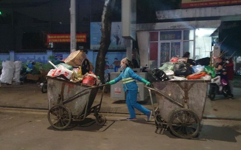 Giao thừa vất vả, buồn vui của những công nhân vệ sinh môi trường