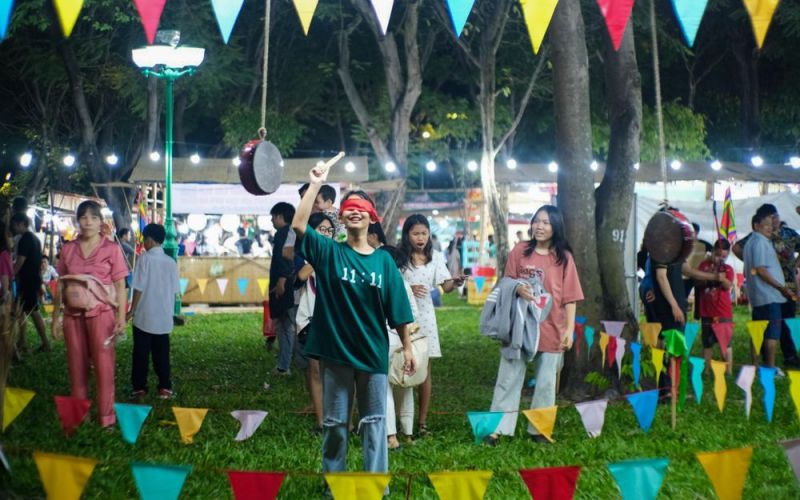 Giới trẻ chen chân vui chơi tại Lễ hội Tết Việt