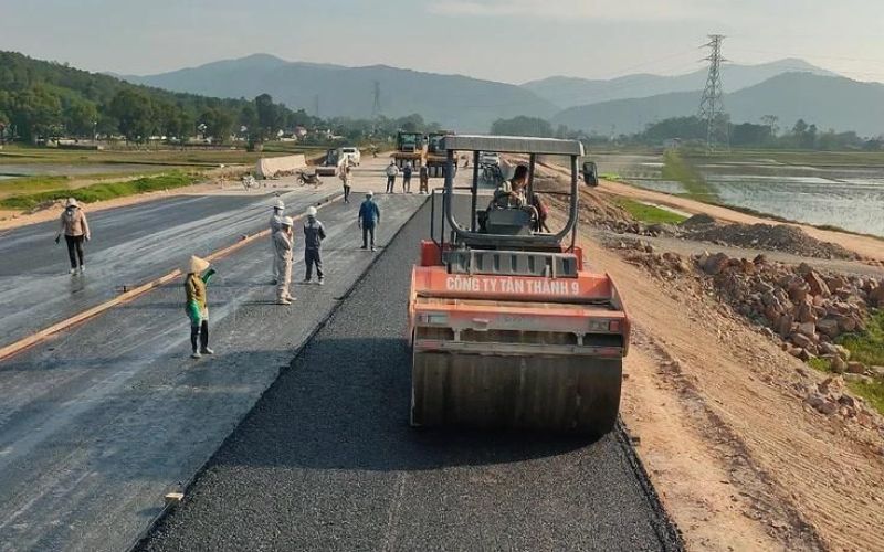 Gói thầu đầu tiên Cao tốc Diễn Châu-Bãi Vọt đã được thảm nhựa mặt đường