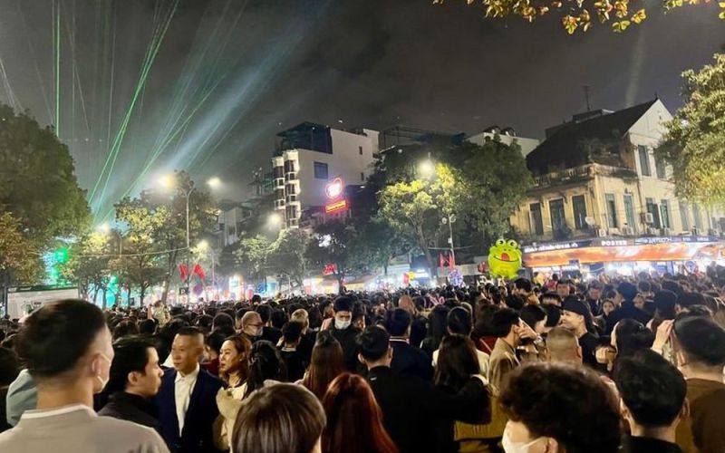 Hà Nội: Biển người đổ về phố đi bộ chờ đón năm mới 2024