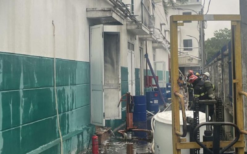 Hà Nội: Cháy xưởng sản xuất thuốc thú y, 4 người mắc kẹt được cứu thoát