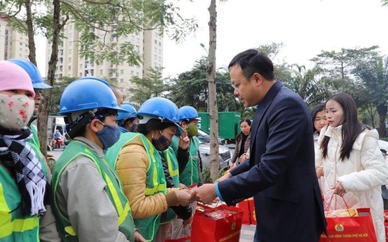 Hà Nội: Mang Tết đến sớm với các công nhân môi trường đô thị