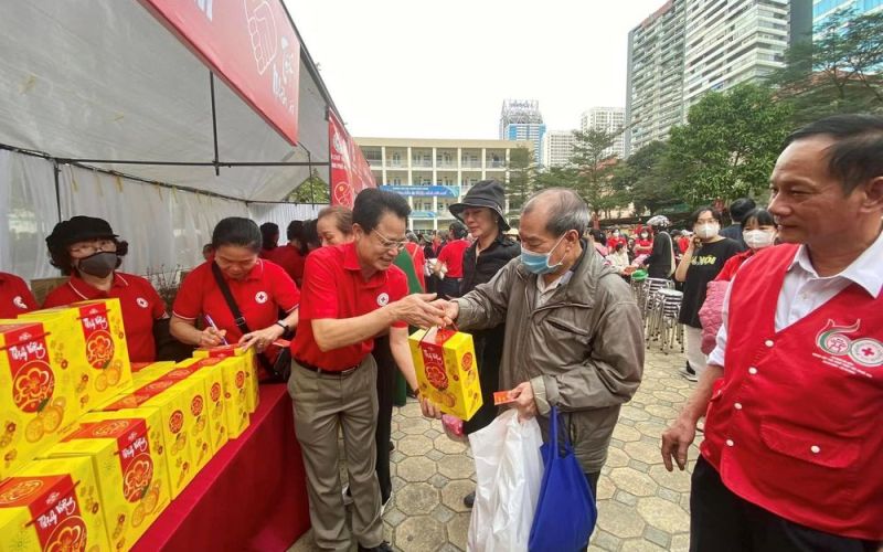 Hà Nội: Người gặp khó phấn khởi đi chợ Tết