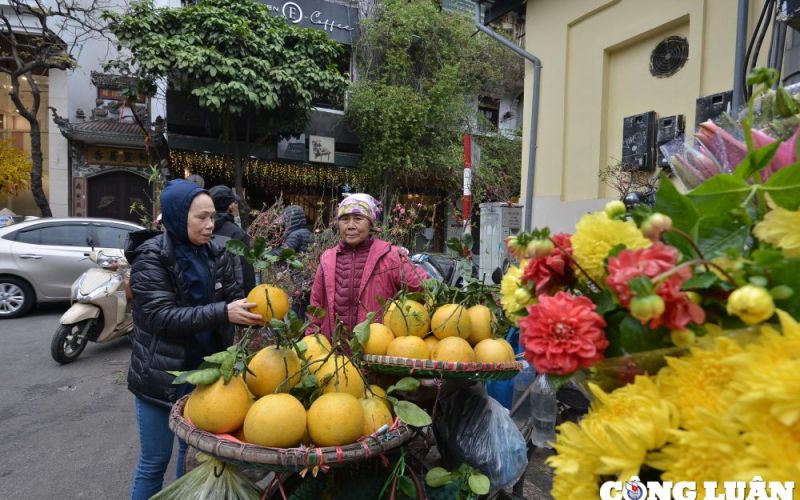 Hà Nội: Nhộn nhịp 'người mua kẻ bán' dịp cận Tết Nguyên đán 2024
