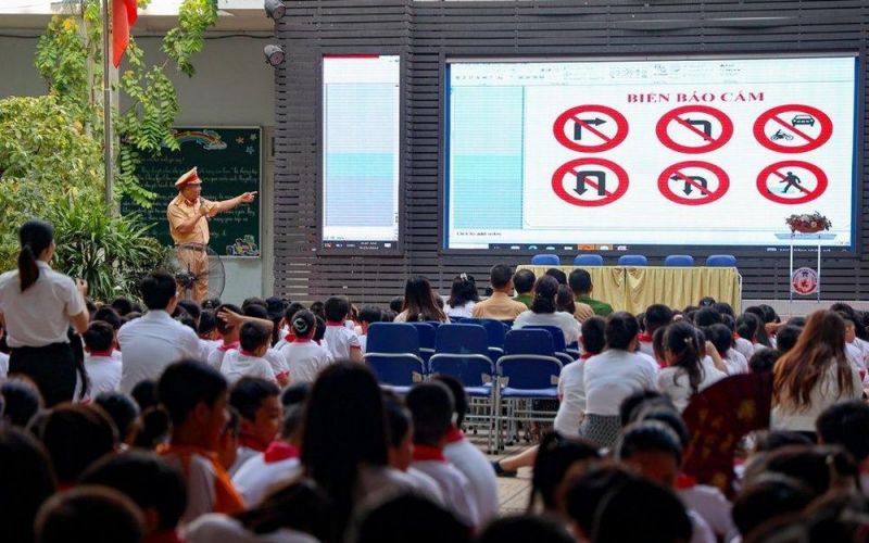 Hà Nội triển khai nhiều biện pháp bảo đảm an toàn giao thông cho học sinh