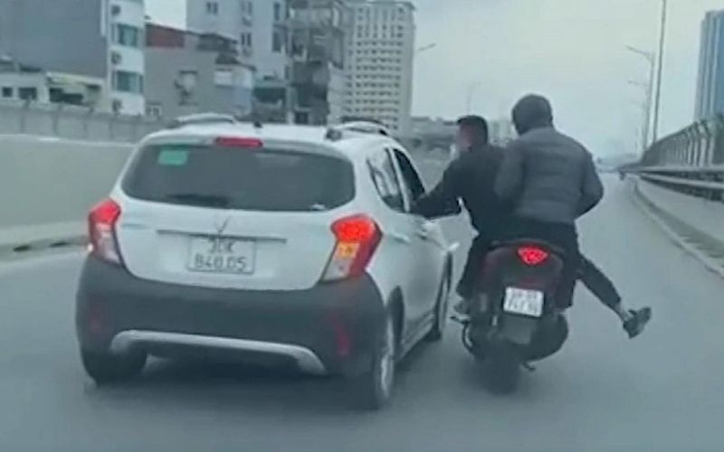 Hà Nội: Triệu tập 2 thanh niên đi xe máy đe dọa đánh người trên Vành đai 2