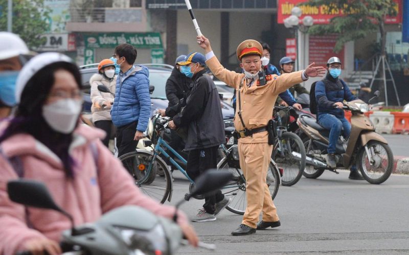 Hà Nội yêu cầu cán bộ, công chức gương mẫu chấp hành pháp luật giao thông