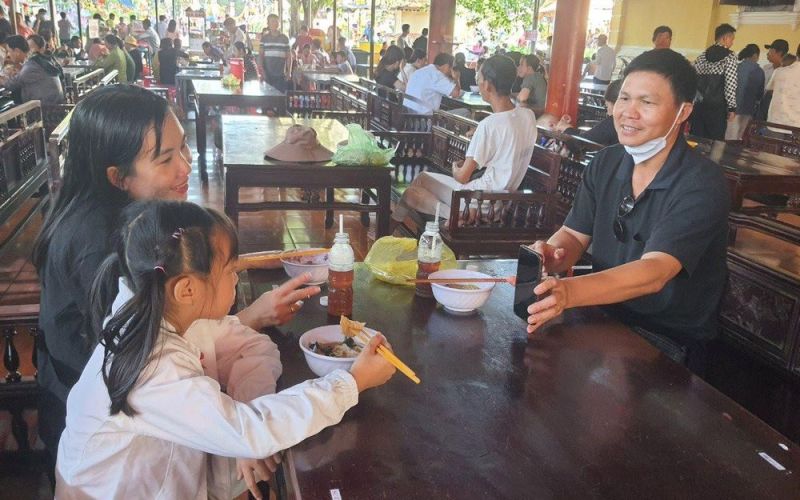 Hàng ngàn du khách đến ngôi chùa ở Bạc Liêu thưởng thức một món ăn đặc sản