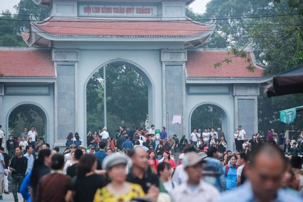 Hàng nghìn đổ về hội Lim ở Bắc Ninh nghe quan họ