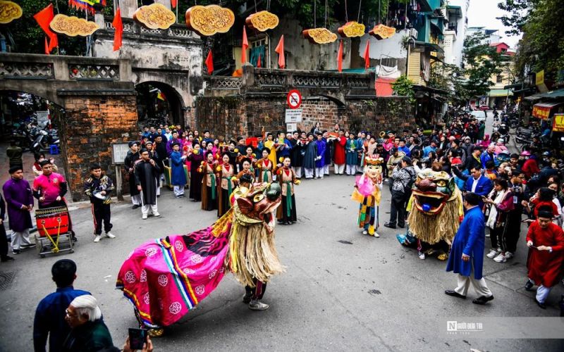 Hàng nghìn người dân diện cổ phục rước lễ tại phố cổ