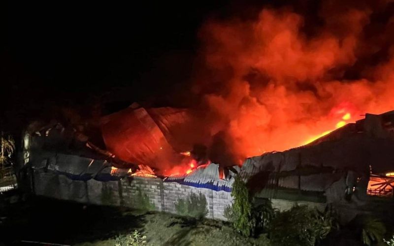 Hàng trăm người tham gia chữa cháy kho đồ nhựa trong đêm