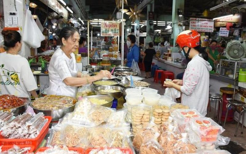 Hào hứng thưởng thức món ăn 3 miền tại chợ Nguyễn Tri Phương