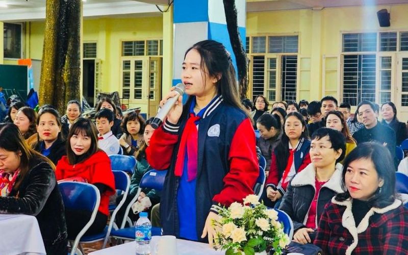 Hiệu trưởng đối thoại cùng phụ huynh, học sinh để xây dựng trường học an toàn