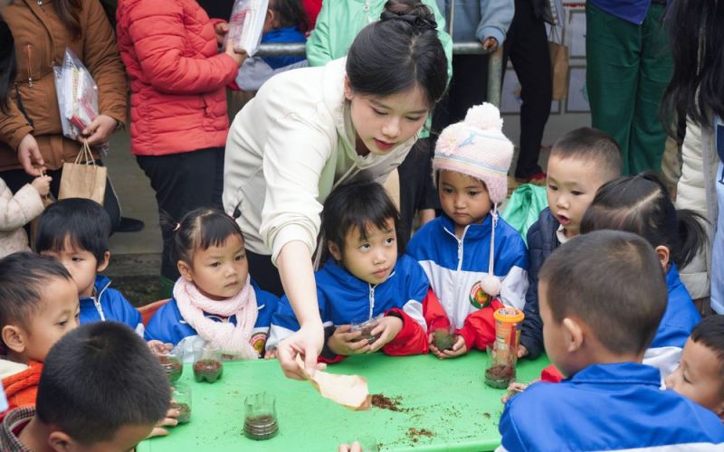 Học sinh THPT Hà Nội gom giấy, phế liệu lấy tiền cho trẻ vùng cao tới trường